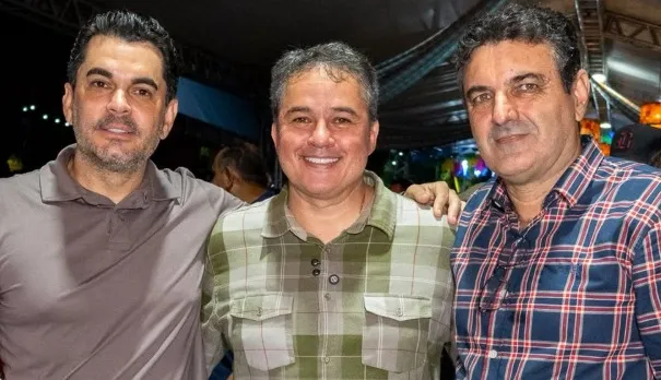 Efraim Filho recebe apoio do prefeito Tarcísio Soares durante agenda política em Caiçara