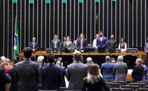 Hugo Motta comemora aprovação de projeto de combate à violência contra mulheres
