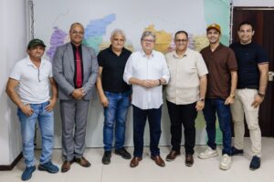 João Azevêdo recebe apoios do presidente da Câmara do Conde e de vereadores de Alhandra e Pitimbu