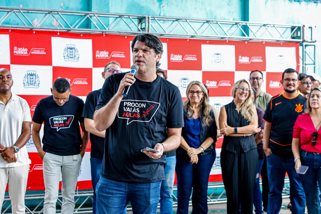 Leo Bezerra anuncia reforma da Escola Municipal Presidente João Pessoa durante aula inaugural do Procon Vai às Aulas 2026
