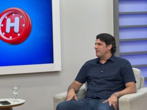 Leo cogita, pela 1ª vez, votar em apenas um senador e diz que esticará decisão “até conversar com João”