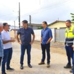 Leo Bezerra acompanha obras de pavimentação, drenagem e educação no bairro das Indústrias