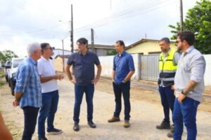 Leo Bezerra acompanha obras de pavimentação, drenagem e educação no bairro das Indústrias