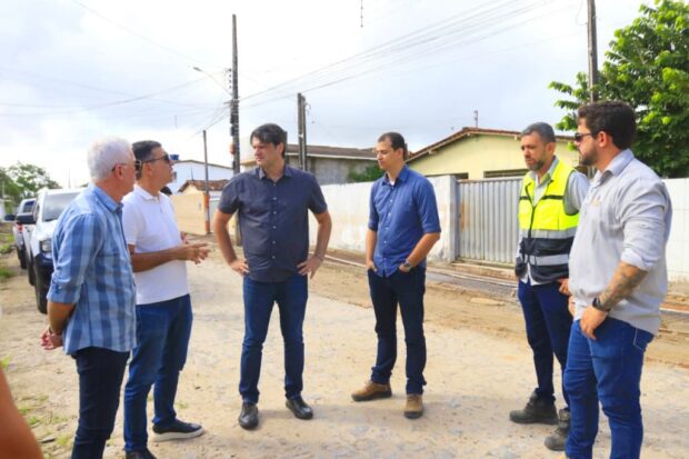 Leo Bezerra acompanha obras de pavimentação, drenagem e educação no bairro das Indústrias