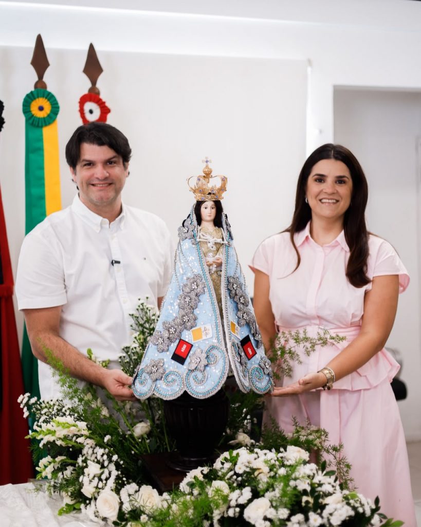 Leo Bezerra recebe imagem de Nossa Senhora das Neves e destaca fé no serviço público