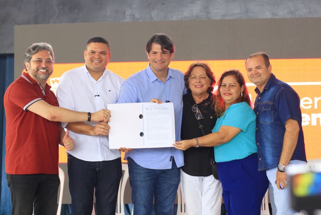 Leo Bezerra entrega 70 escrituras e garante direito à casa própria para famílias de João Pessoa