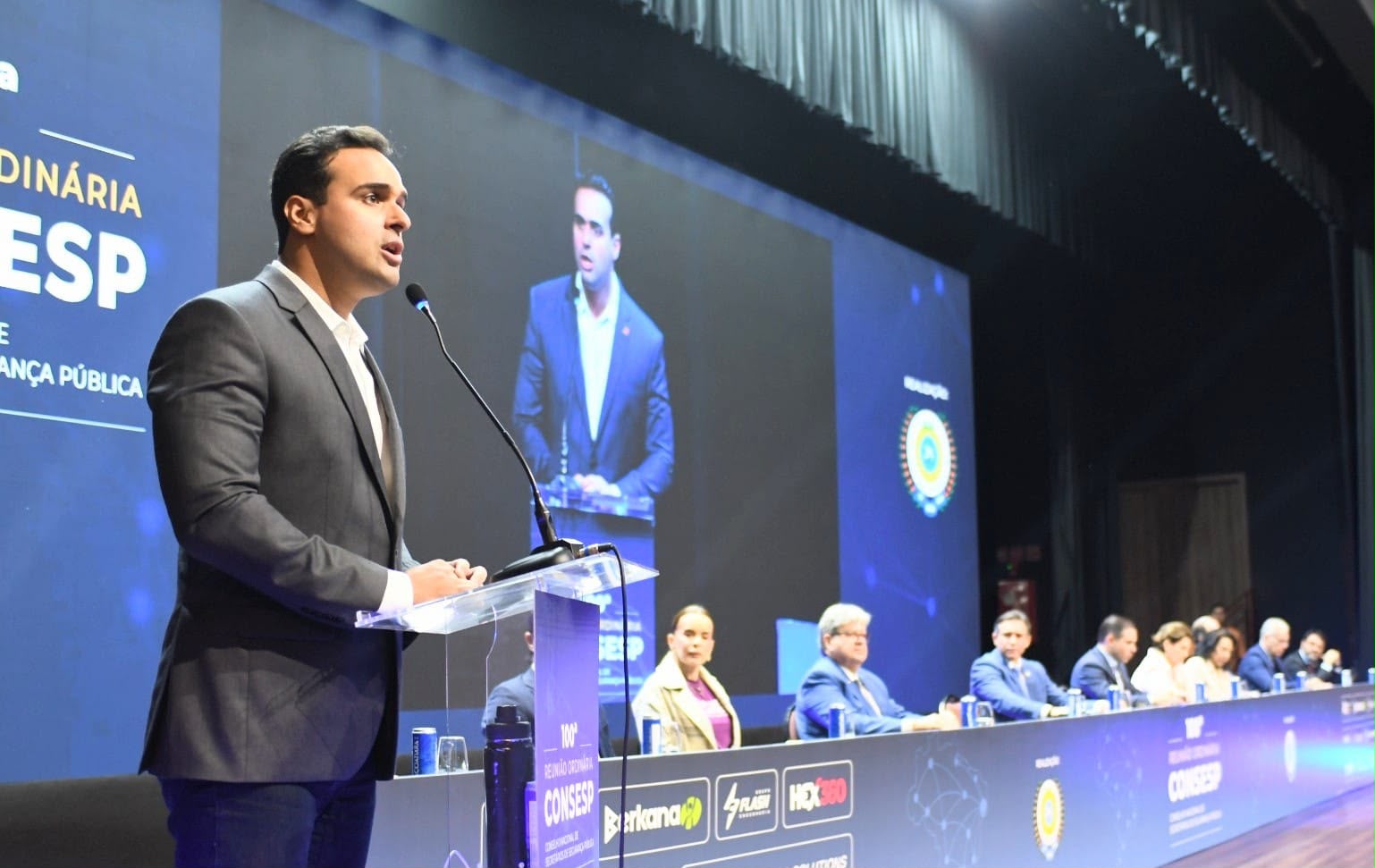 Governador Lucas Ribeiro destaca integração entre estados no combate ao crime durante 100ª reunião do Consesp