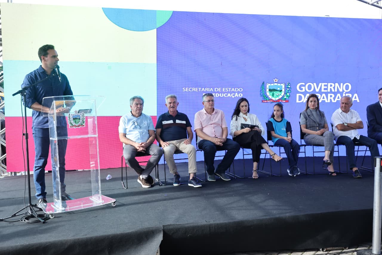 Governador Lucas Ribeiro entrega novos ônibus escolares com investimento de R$ 22 milhões