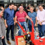 Governador Lucas Ribeiro entrega 174 microtratores e destaca aprovação de mais de R$ 400 milhões para a agricultura familiar