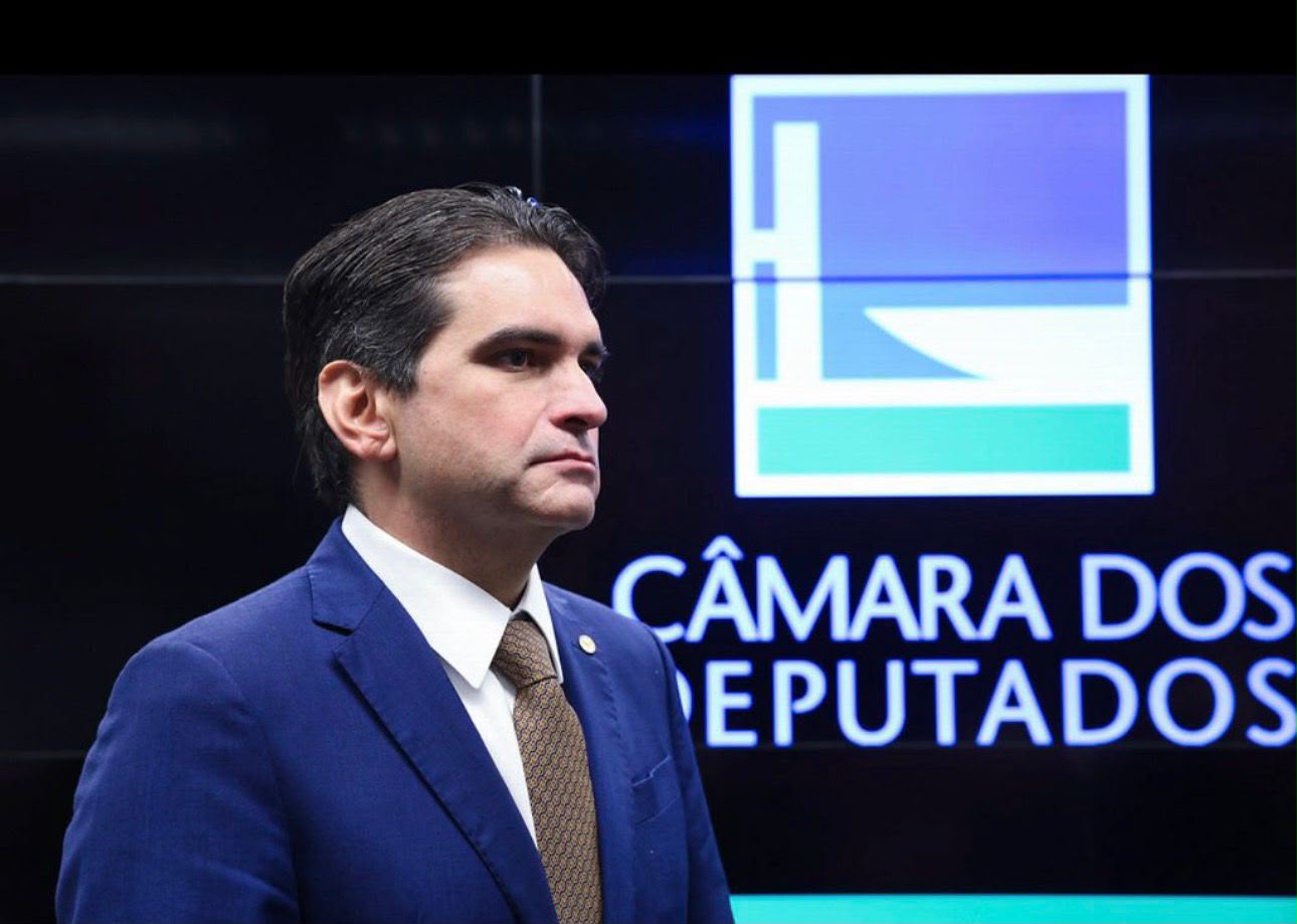 Projeto de Murilo Galdino que incentiva estudantes ao voluntariado avança na Câmara dos Deputados