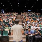 Leo Bezerra defende união de esforços para fortalecer a proteção de crianças e adolescentes na era digital