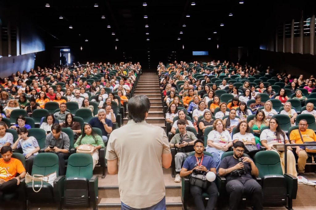 Leo Bezerra defende união de esforços para fortalecer a proteção de crianças e adolescentes na era digital