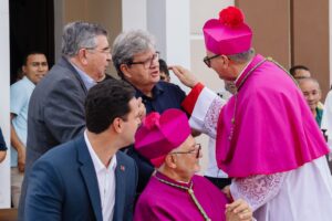 João Azevêdo prestigia posse de novo bispo de Guarabira e destaca investimentos para fomentar  o turismo religioso