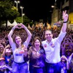 Ao lado de multidão, Hugo e Olívia inauguram Comitê Central de campanha em Patos