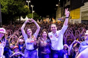 Ao lado de multidão, Hugo e Olívia inauguram Comitê Central de campanha em Patos