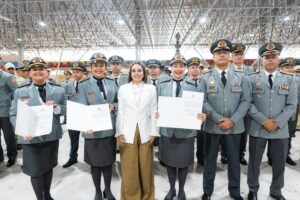 Primeira-dama Camila Mariz participa de entrega da mais alta comenda da PM e de anúncio de quase 3 mil promoções