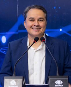Efraim apresenta propostas para segurança, habitação, inovação e gestão pública durante debate no Sistema Arapuan de TV