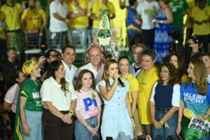 Efraim Filho anuncia esposa de Cabo Gilberto como sua vice ao governo