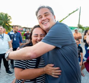 Efraim Filho participa da Festa da Pedra, em Caiçara, e é recebido pelo prefeito Tarcísio Soares