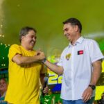 Flávio Bolsonaro quebra protocolo e apresenta Efraim Filho em momento inédito na política brasileira