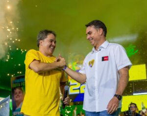Flávio Bolsonaro quebra protocolo e apresenta Efraim Filho em momento inédito na política brasileira