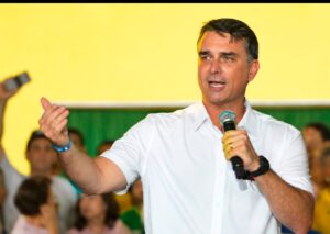 “Efraim tem competência e capacidade”: diz Flávio Bolsonaro durante convenção do PL