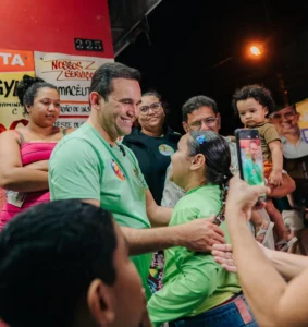 Doutor Jhony reúne multidão em caminhada no Santa Rosa, em Campina Grande