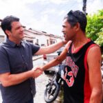 Leo Bezerra visita beneficiado do ‘Compra Assistida’, que já retirou mais de 220 pessoas de áreas de risco