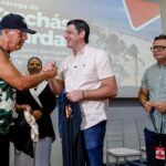 Leo Bezerra entrega fardamento e kits de proteção a trabalhadores da Orla de João Pessoa