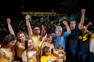 ”Um mar de gente”: Tibério e Jailma lotam Avenida Epitácio Pessoa em inauguração de comitê