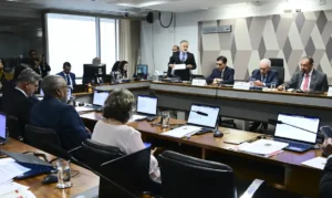 CCJ do Senado aprova PEC que acaba com jornada 6×1