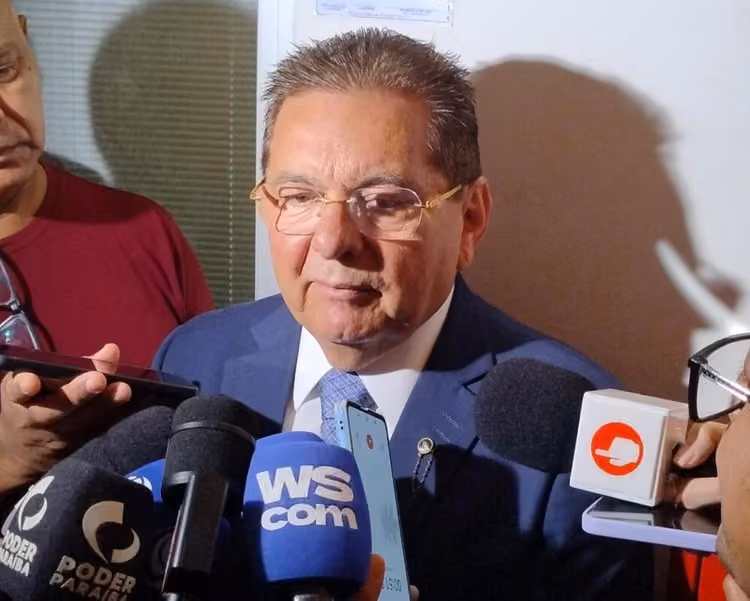 Bandidos assaltam residência do presidente da ALPB; Adriano Galdino e a esposa foram trancados em um quarto