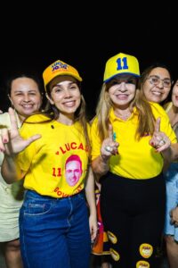 Primeira-dama Camila Mariz empolga grande público em caminhada no bairro das Malvinas, em Campina