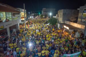 Chegou a hora da virada, Paraíba: Efraim e Alfredo Gaspar levam multidão às ruas de São Bento nesta sexta-feira (18)