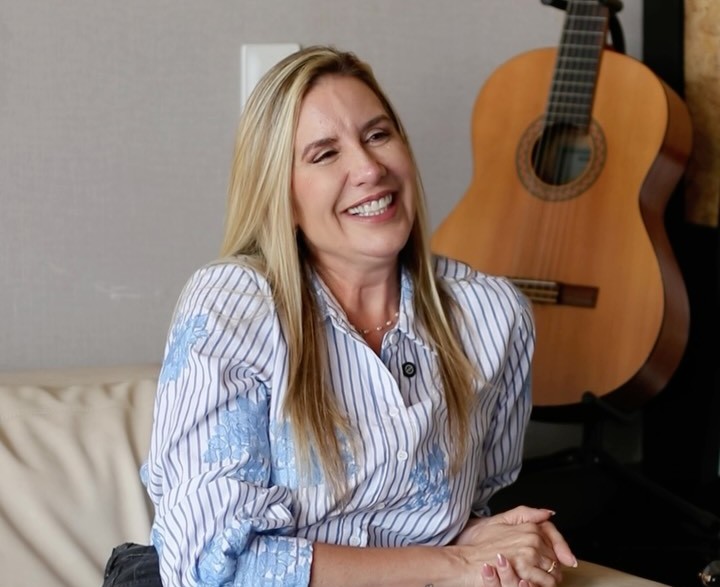 Juliana Almeida aposta em políticas públicas de suporte a famílias atípicas e comunidade surda
