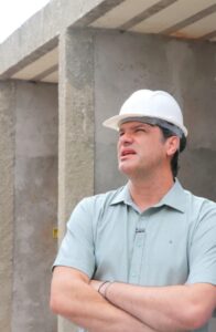 Leo Bezerra acompanha retomada das obras e prevê entrega do Mercado do Rangel em seis meses