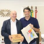 Leo Bezerra recebe visita de prefeito português e projeta parcerias nas áreas de arte e artesanato