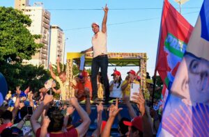 Lucas lidera carreata por 11 bairros e destaca investimento bilionário do governo em JP