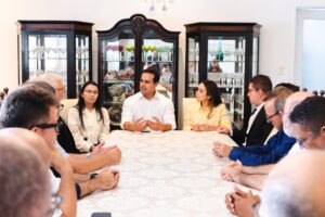 Lucas Ribeiro recebe lideranças da Igreja Católica e trata fortalecimento da assistência social na Paraíba
