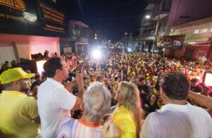 Lucas anuncia Vila Olímpica e destaca nova adutora durante comício em Catolé do Rocha