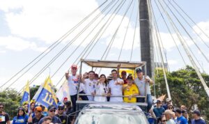Lucas lidera grande carreata pelas ruas de Campina Grande ao lado de João, Nabor e Lígia