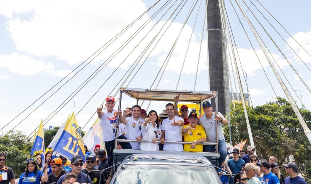 Lucas lidera grande carreata pelas ruas de Campina Grande ao lado de João, Nabor e Lígia