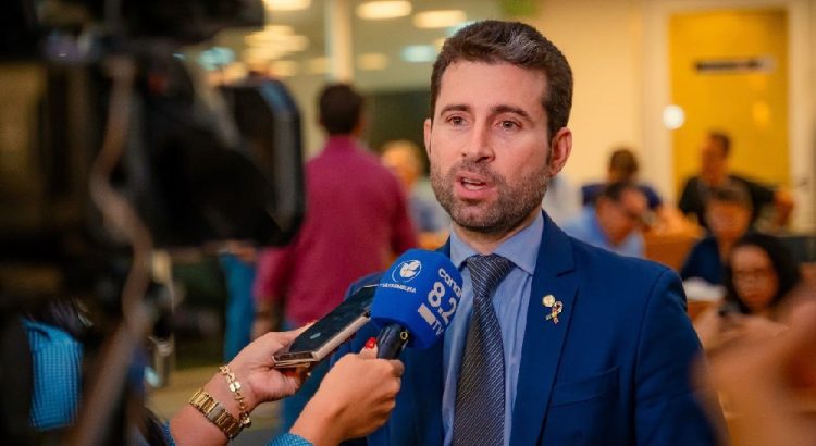 Aprovado projeto de Michel Henrique que cria salas de acolhimento para mulheres e crianças vítimas de violência