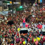 “Essa vitória é de vocês”, diz Lucas durante comemoração à vitória de Lula na Epitácio Pessoa, na capital