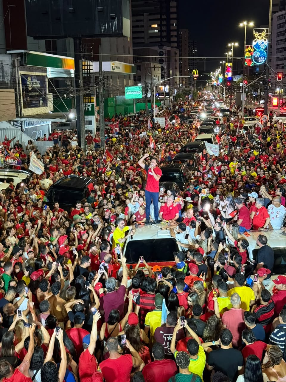 “Essa vitória é de vocês”, diz Lucas durante comemoração à vitória de Lula na Epitácio Pessoa, na capital