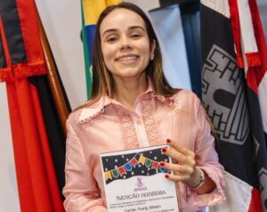 Camila Mariz é homenageada em sessão solene na Câmara Municipal de João Pessoa e reforça compromisso com a proteção das mulheres