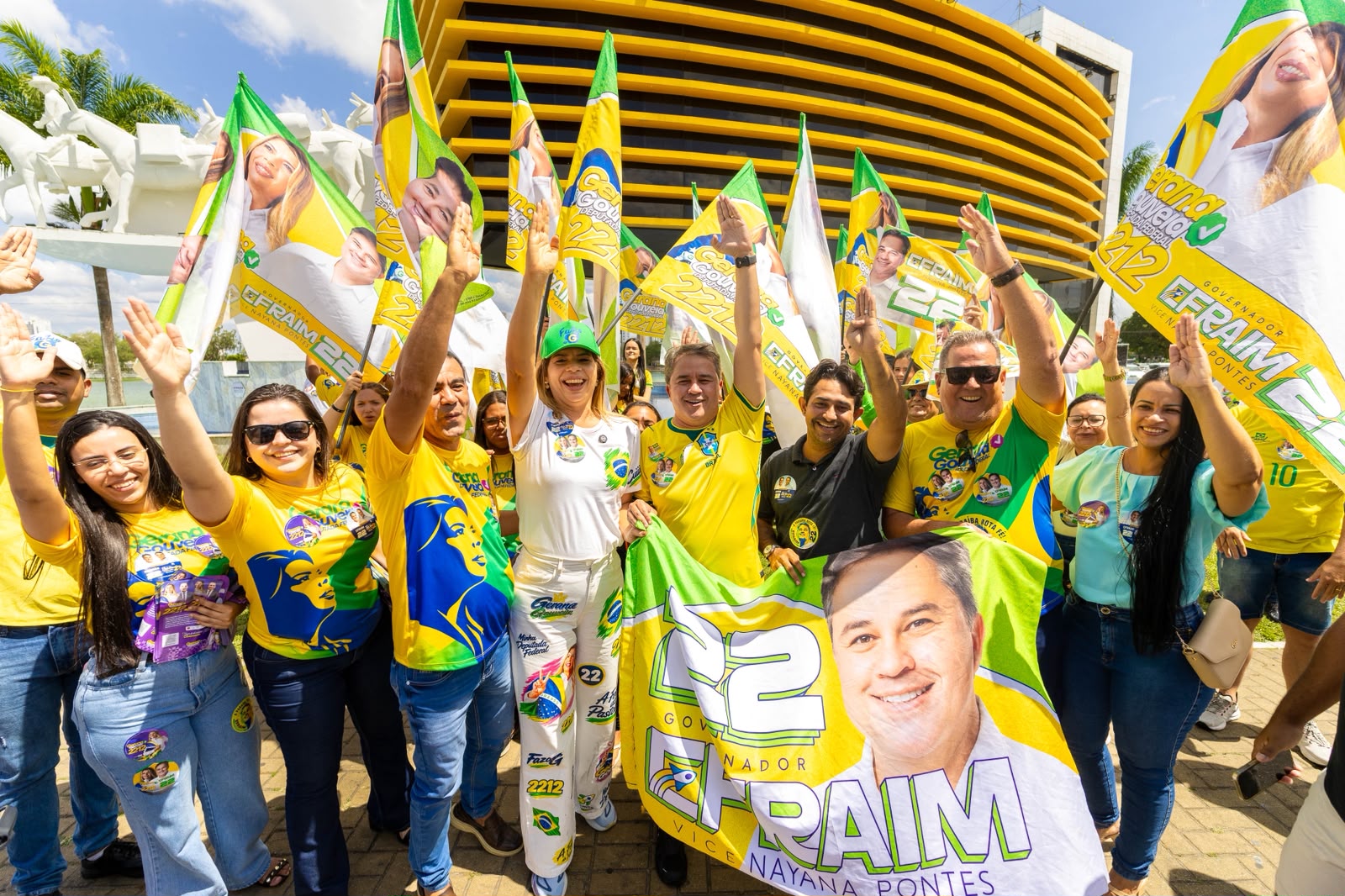 Da Feira de Oitizeiro em João Pessoa às ruas de Campina, Efraim encerra campanha como começou: no meio do povo