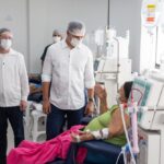Lucas Ribeiro visita Centro de Hemodiálise de Pombal e participa de entrega de veículos para Saúde no Sertão