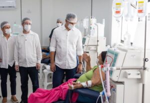 Lucas Ribeiro visita Centro de Hemodiálise de Pombal e participa de entrega de veículos para Saúde no Sertão