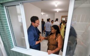 Lucas Ribeiro entrega apartamentos e assegura moradia digna a famílias de Patos
